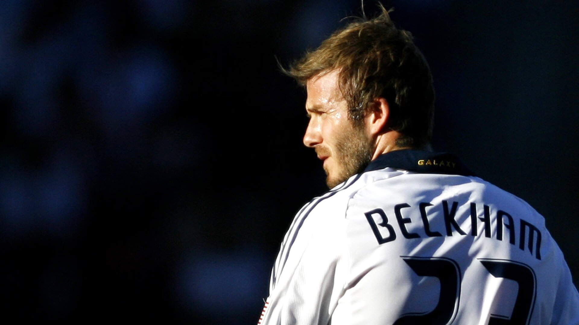 爱德华兹的怒吼与独行侠的沉默，当爆发与碾压揭示篮球的两种暴力美学